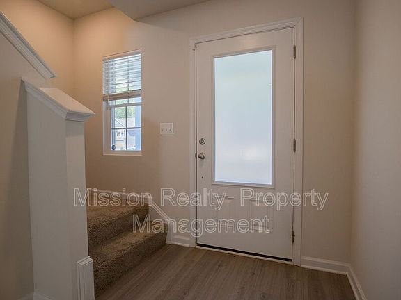 3rd image of 2827 Meadowview Blvd