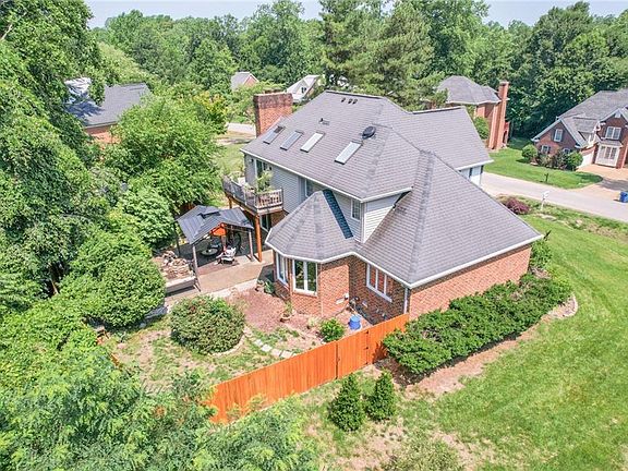 4th image of 3648 Bridgewater Dr