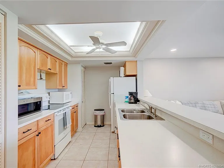5539 NE Gulfstream Way — Photo 8