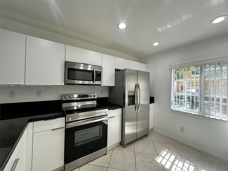 324 NE 3rd St #D — Photo 8
