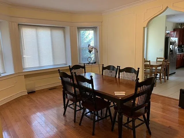 9 bed, 5.5 bath, 2300 sqft, $5,400 — Photo 2