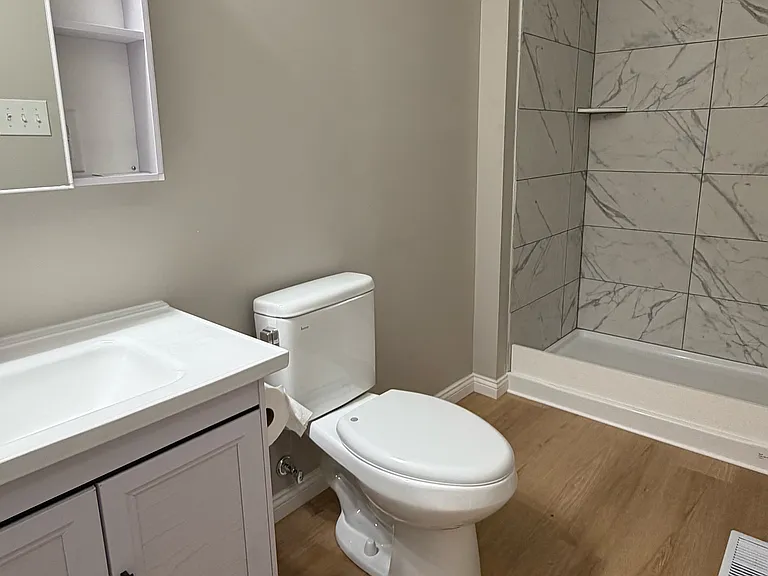 Full bath (Second floor)