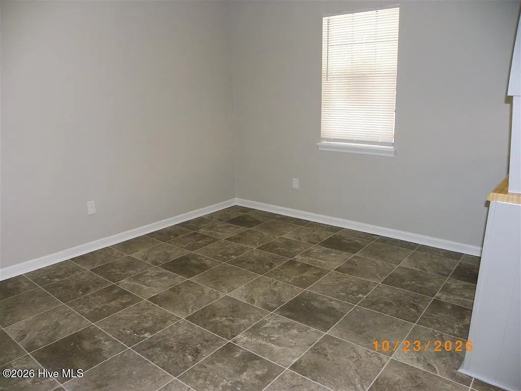 3 bed, 2.0 bath, 1323 sqft, $1,100 — Photo 4