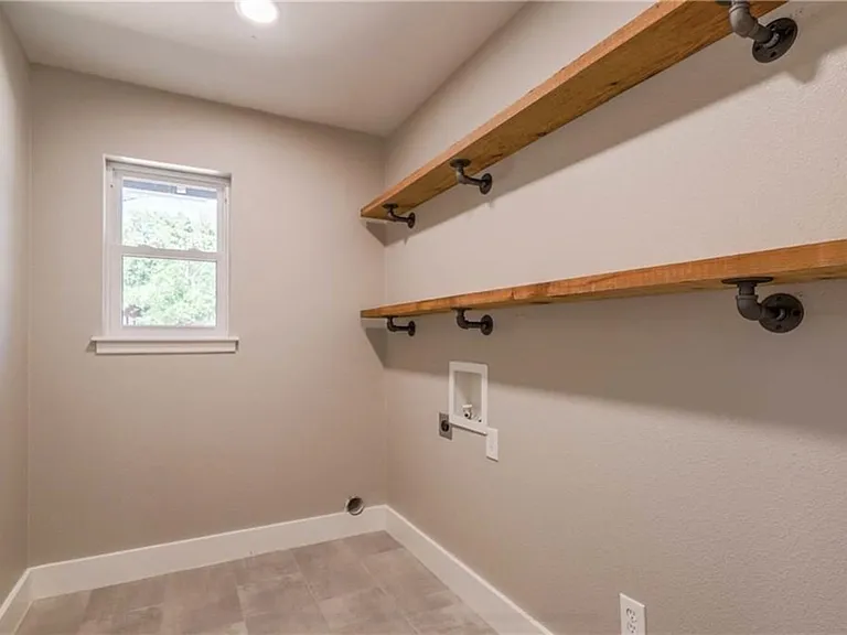 4704 Woodside Dr — Photo 7