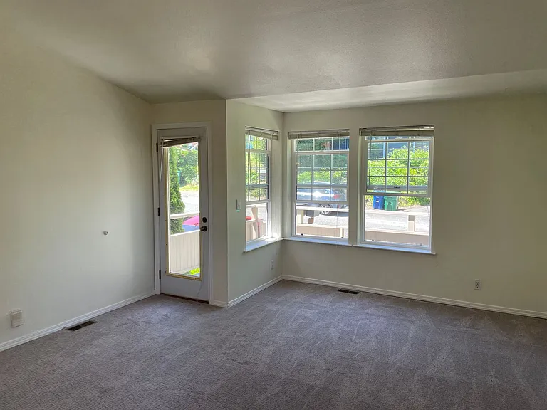 9022 20th Ave NE — Photo 5