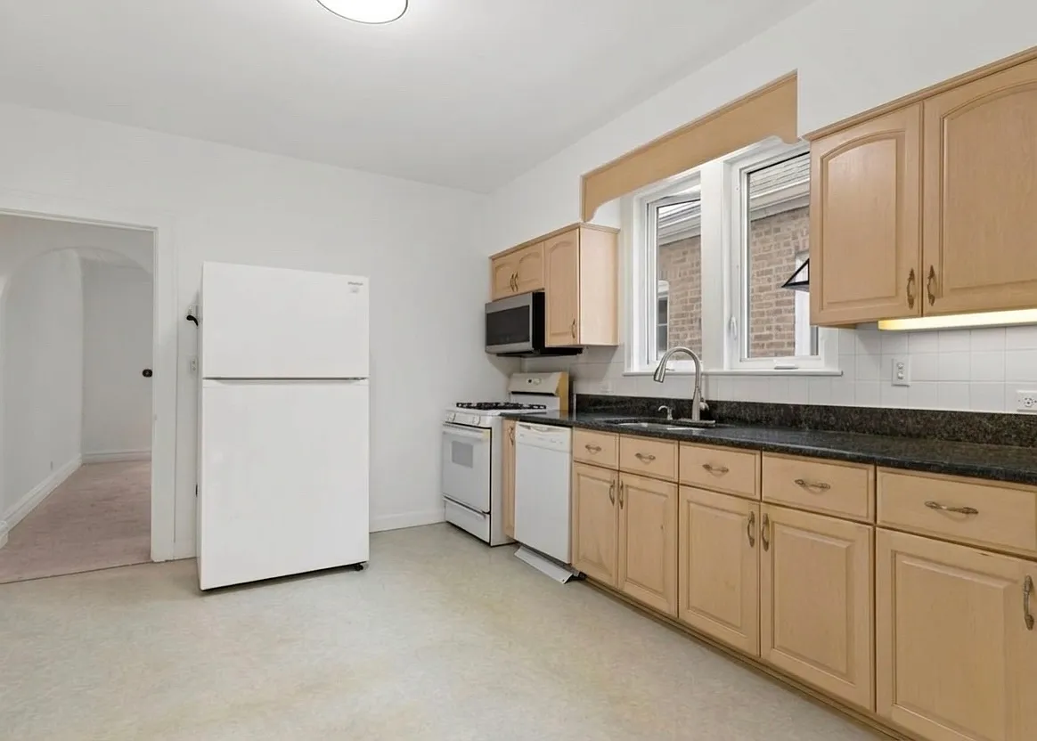 Building Photo - 5845 W Ainslie St #1