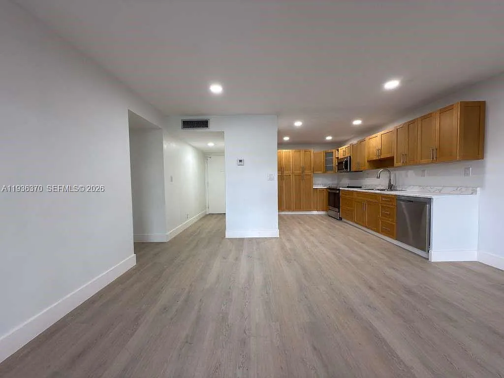 Building Photo - 9001 Jacaranda Ln #107