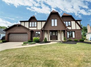 257 Meadowview Ln, Williamsville, NY 14221