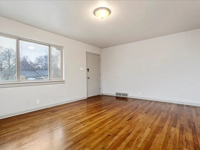 3 bed, 1.0 bath, 1536 sqft, $2,095 — Photo 4
