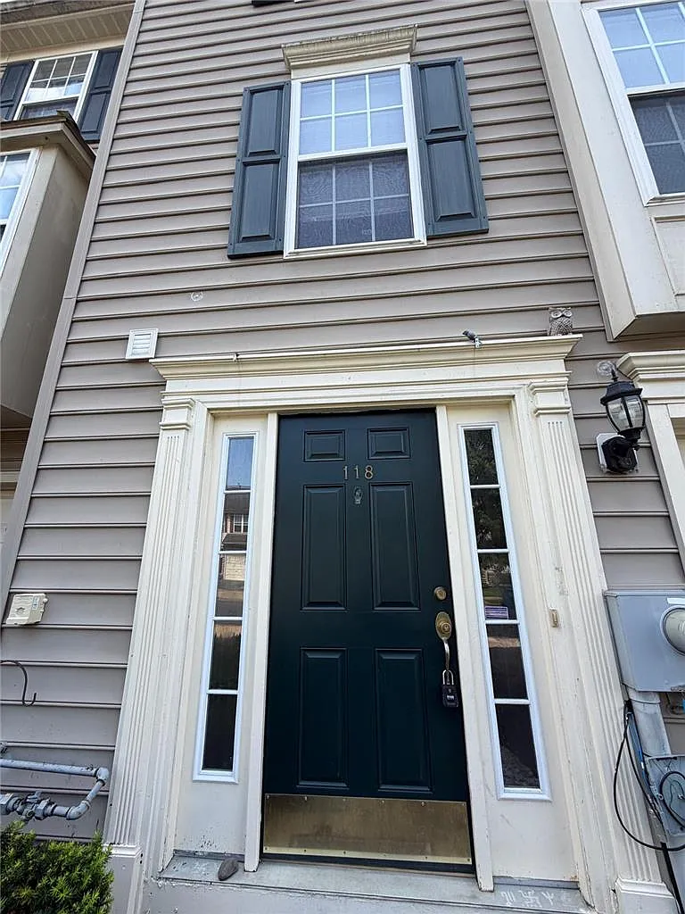 3 bed, 2.0 bath, 1358 sqft, $2,700 — Photo 2