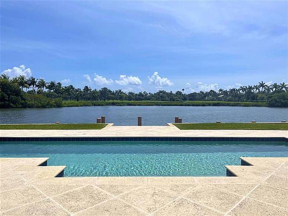 5th image of 576 Island Dr