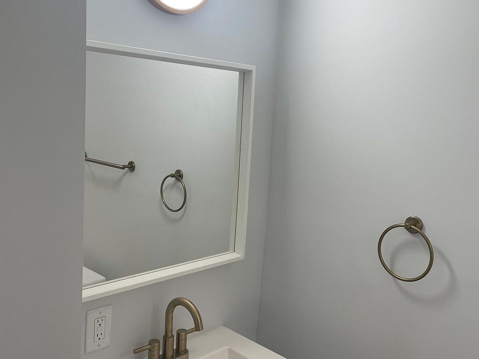 2nd image of 612 Otis Pl NW #2