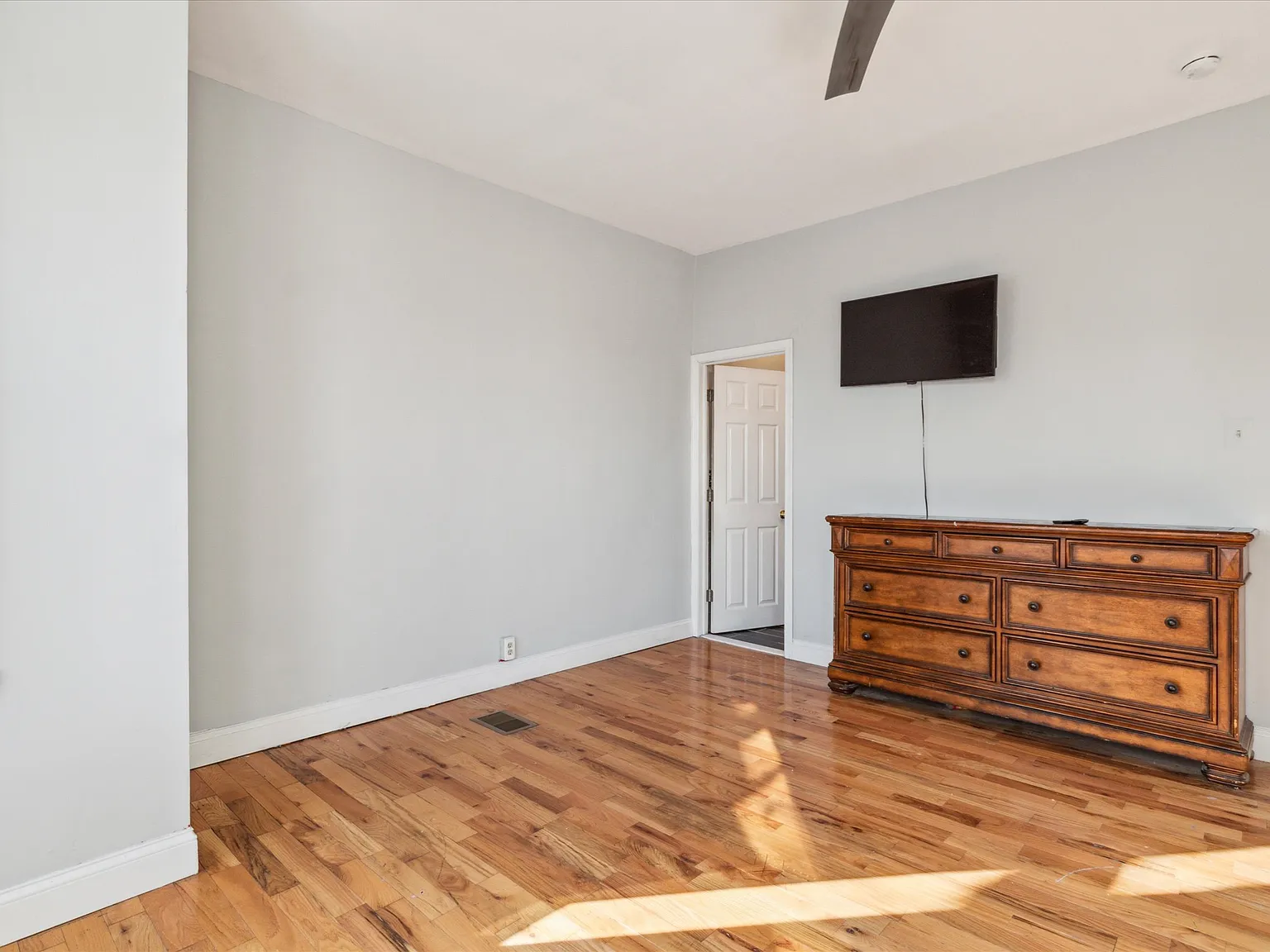 3 bed, $1,500 — Photo 4