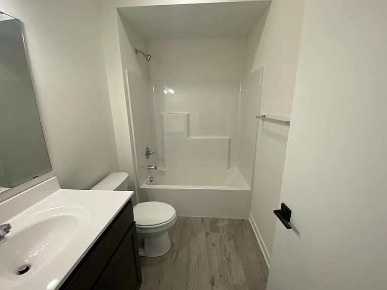 2212 W Stewart Ave #6 — Photo 13
