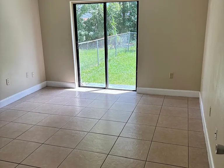 660 Royalty Ct — Photo 10