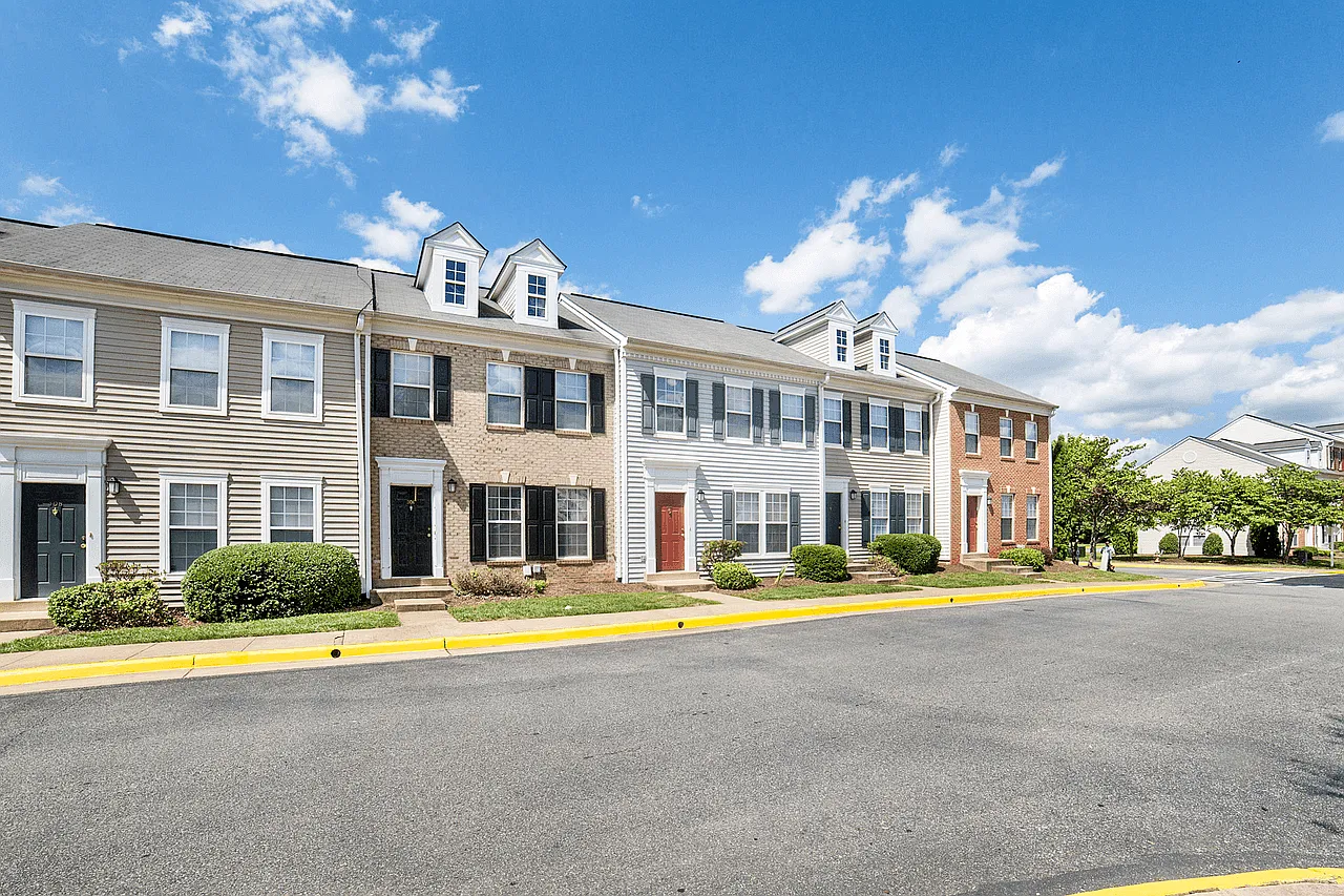 Riverside Manor Apartments — Photo 3