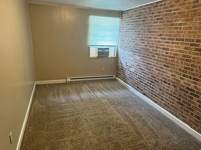 1139 S Main St — Photo 2
