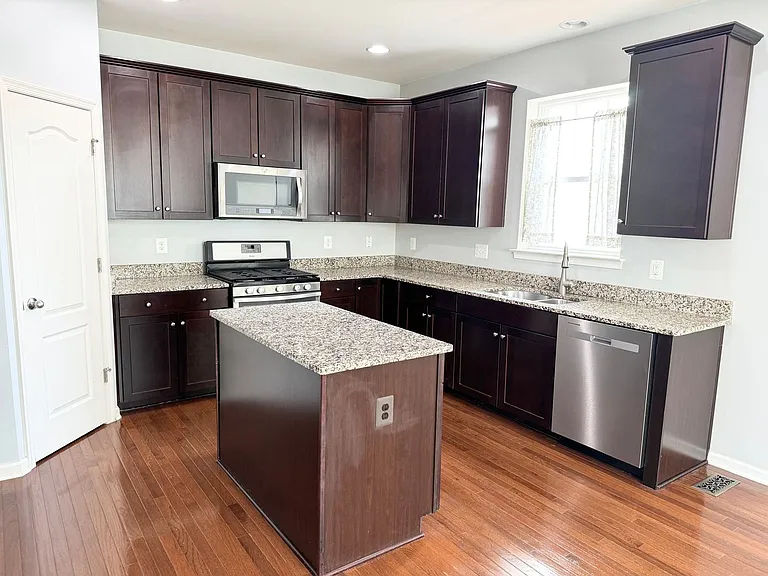 7 Coulter Ln — Photo 3