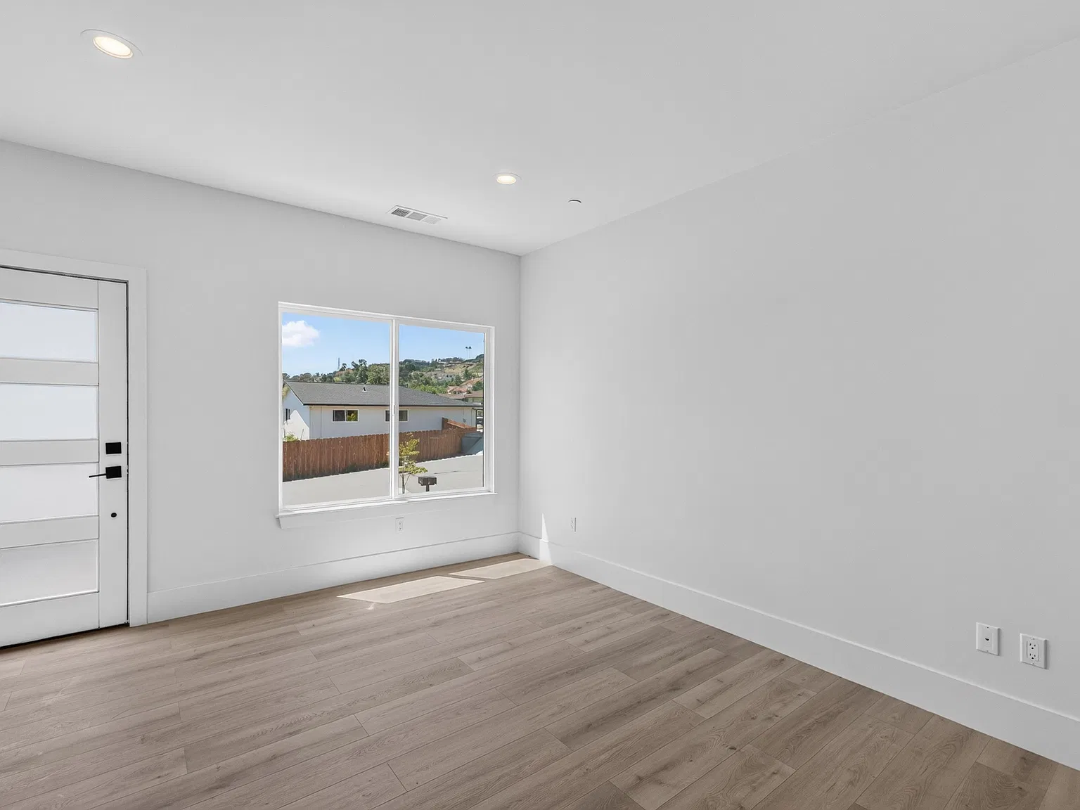 2 bed, 850 sqft, $3,975 — Photo 2