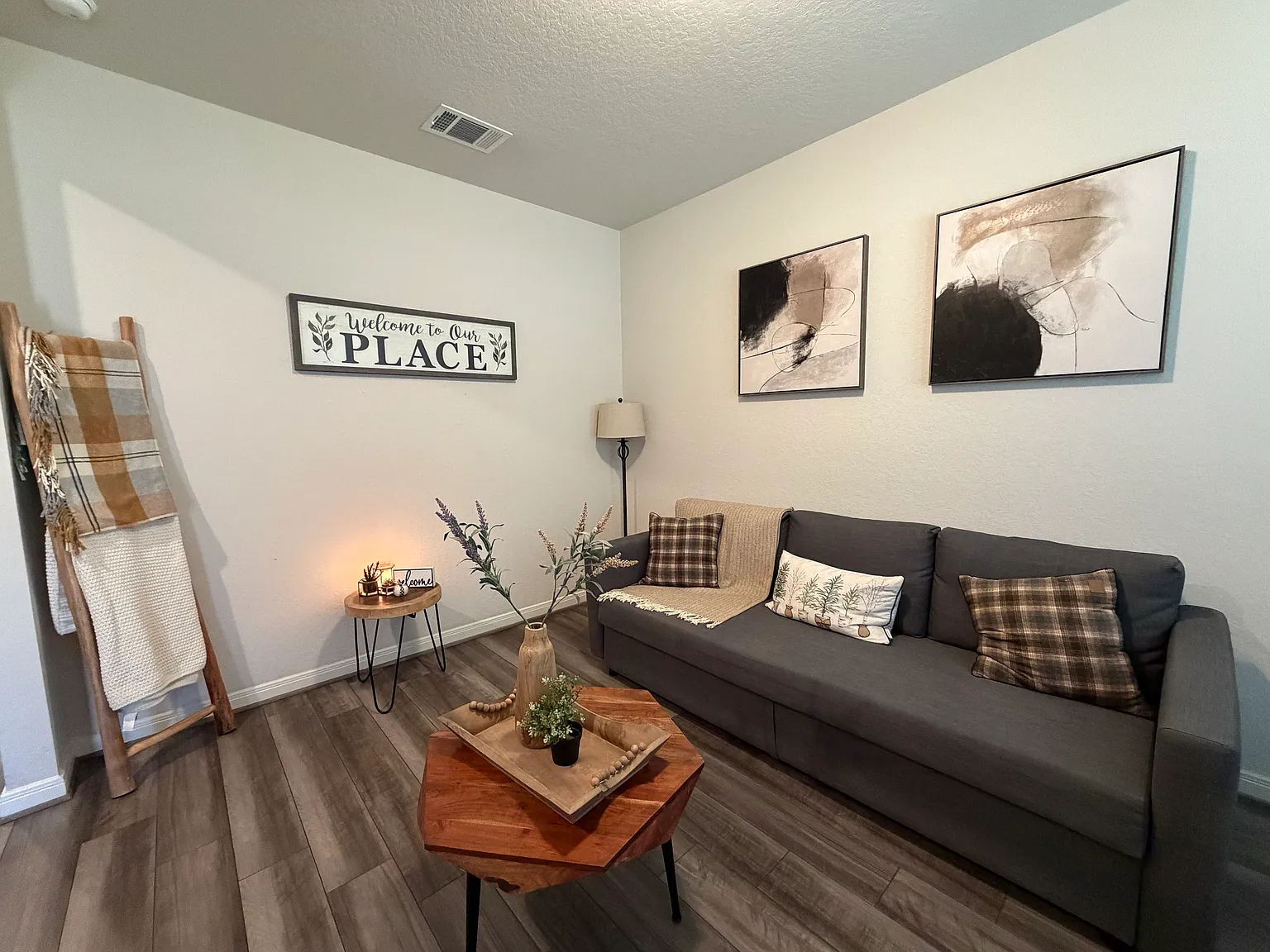 4 bed, 2.5 bath, 2332 sqft, $2,500 — Photo 2