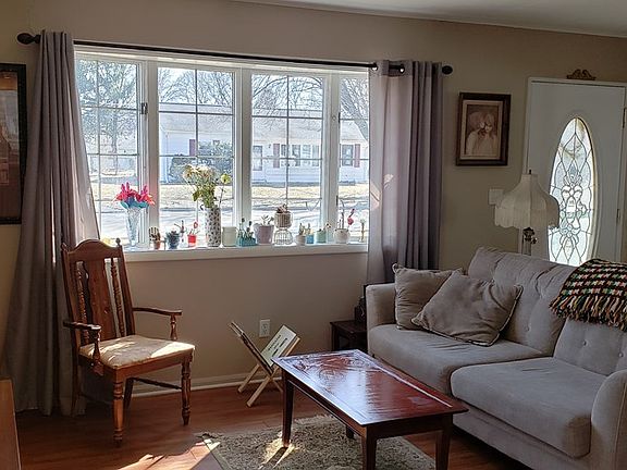 3rd image of 109 Renwick Ln