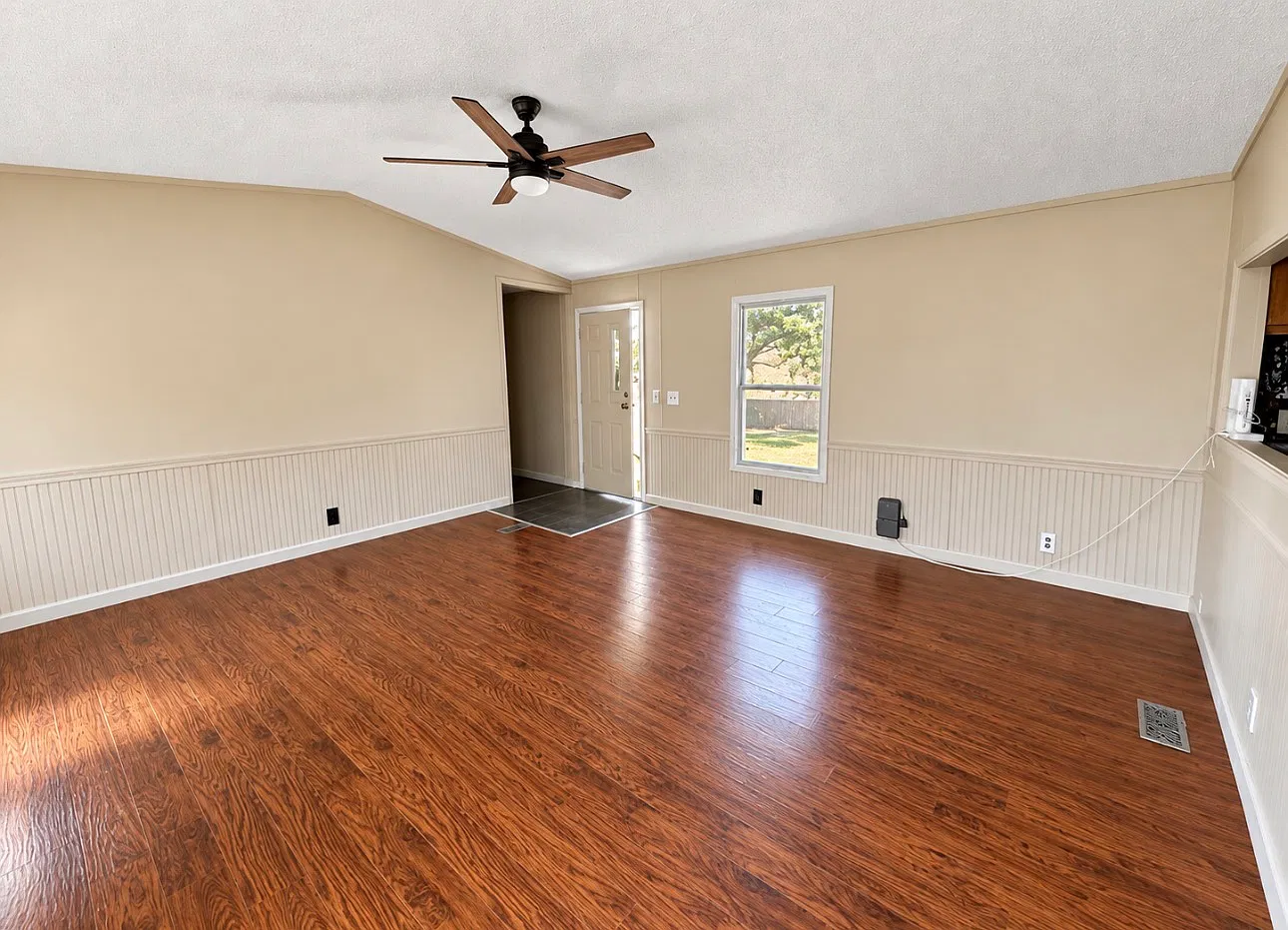 3 bed, $950 — Photo 1