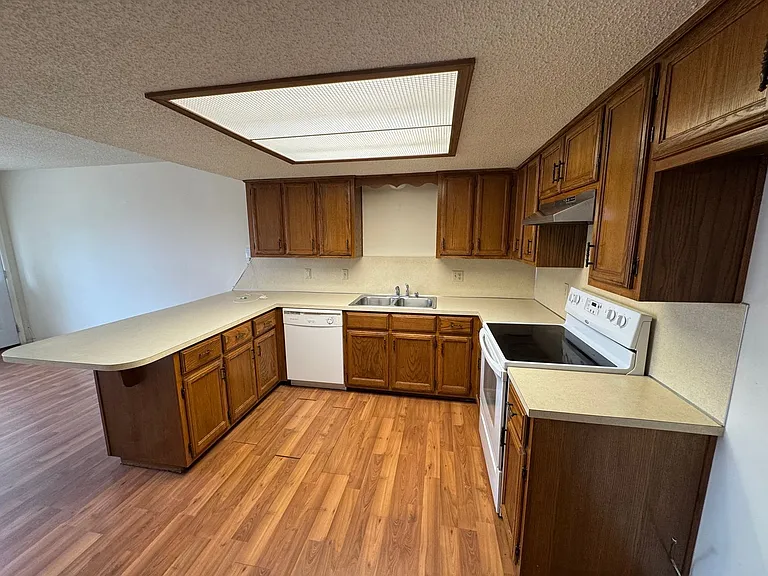 312 S 11th Pl — Photo 5