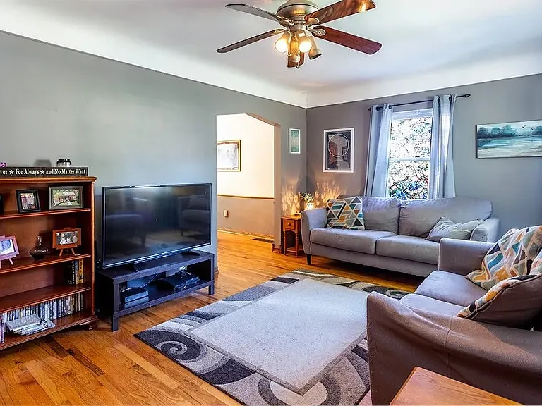 981 Glenna Dr — Photo 3