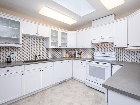 5th image of 275 1st St #403