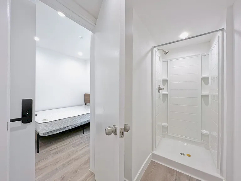 1368 W 35th St #8 — Photo 12