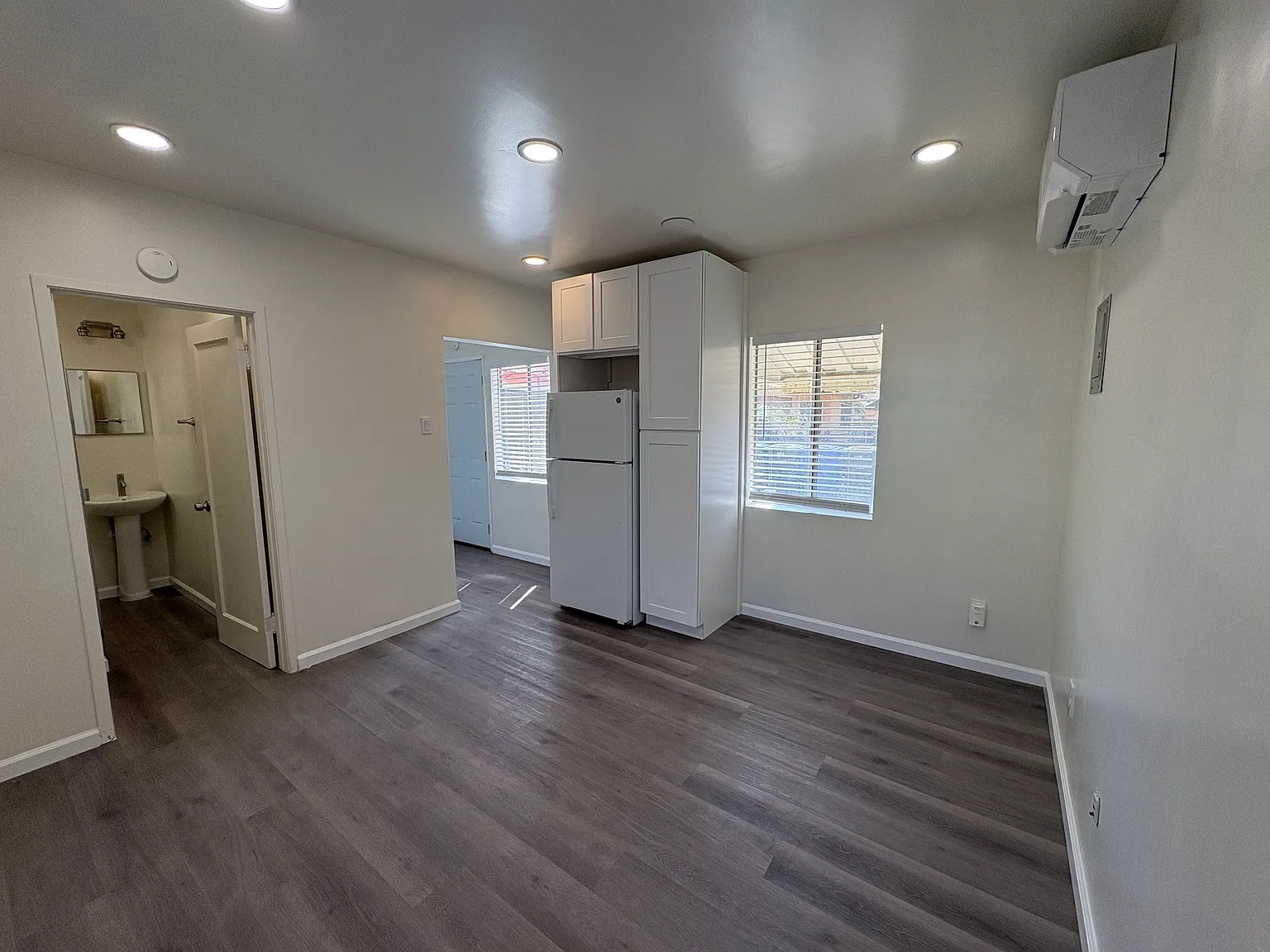 Studio, 250 sqft, $1,595 — Photo 2