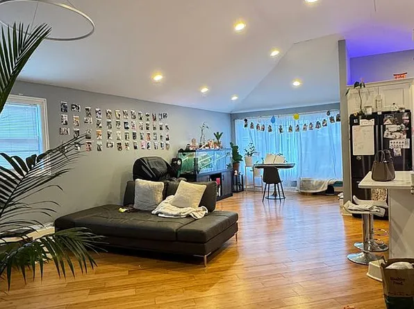 345 W Swann St, Chicago, IL 60609