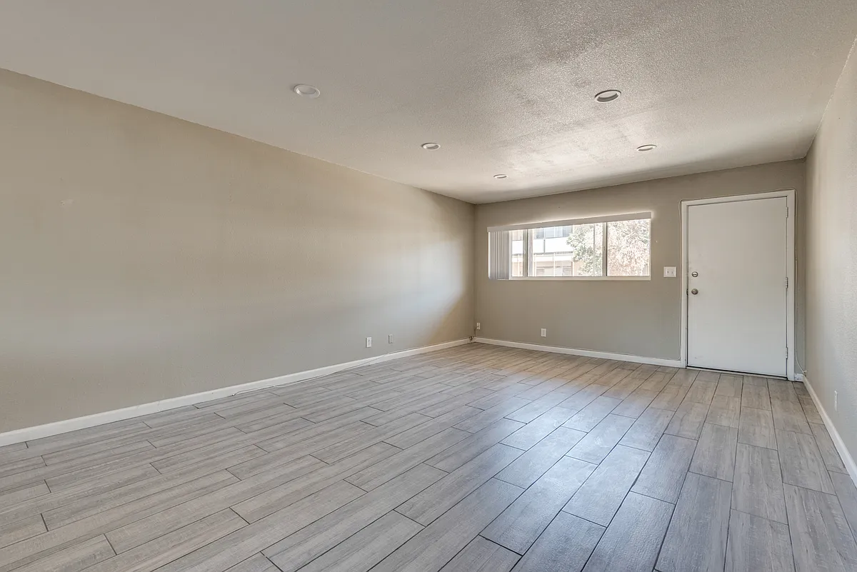 Building Photo - 356 E Desert Inn Rd #207