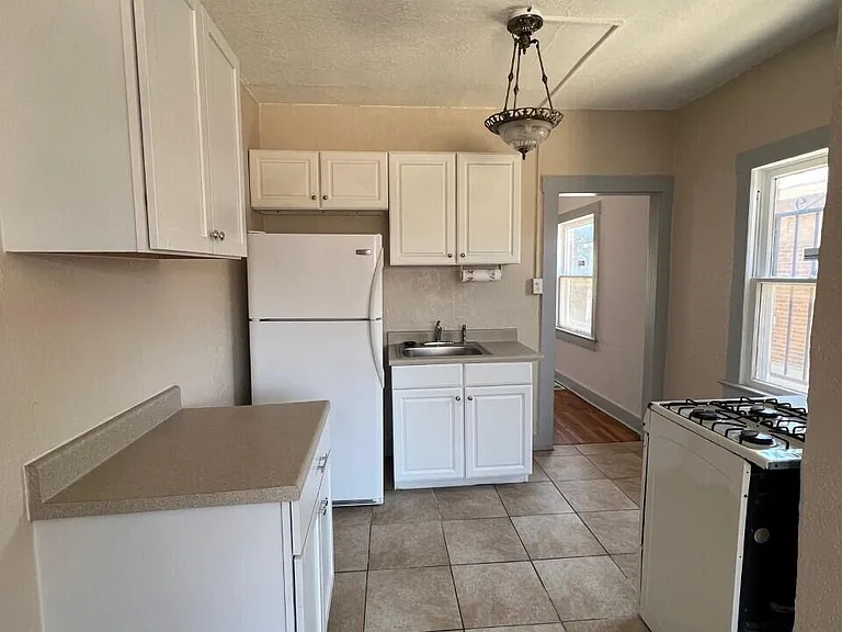 2115 E Yandell Dr — Photo 17