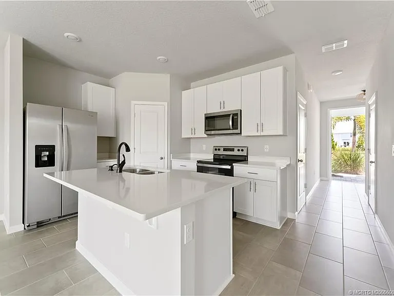 325 SE Halifax Ln — Photo 4