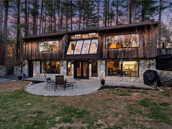 25 Mountaindale Rd, Smithfield, RI 02917