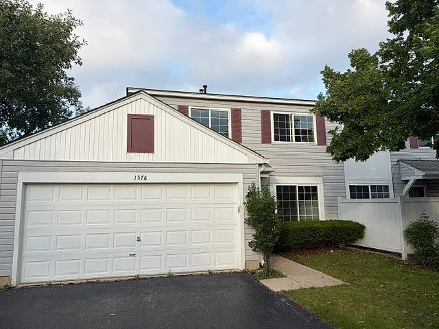2 bed, 1.5 bath, 1052 sqft, $2,200 — Photo 2