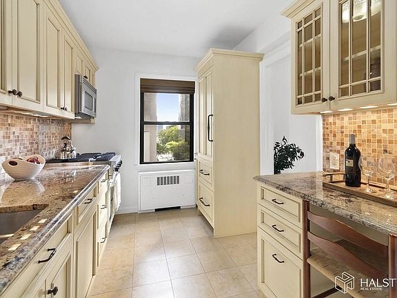 3rd image of 301 E 48th St APT 6A