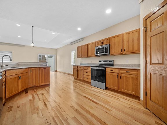 3rd image of 4328 Beech St #7