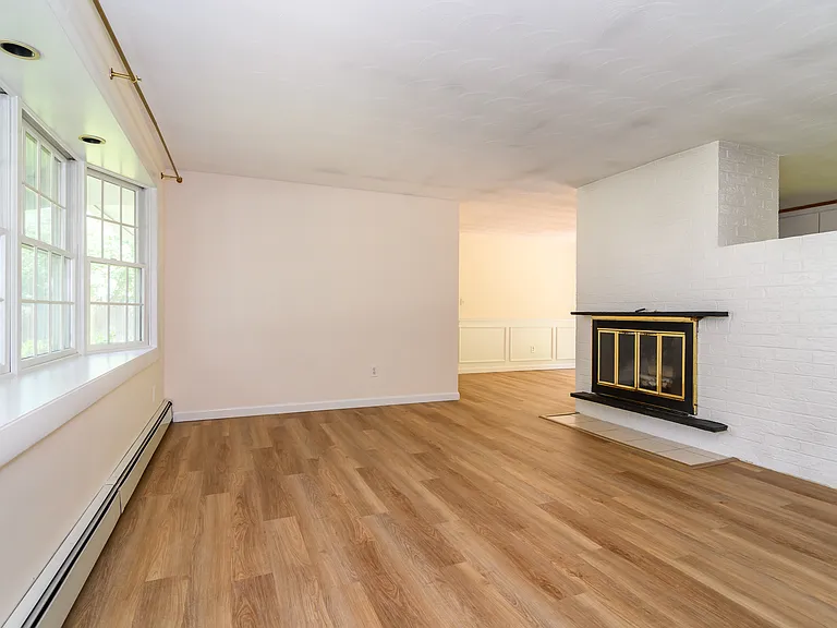 33 Eisenhower Rd — Photo 3