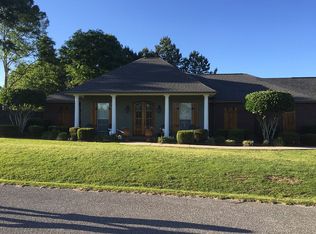 4 Bentwood Ln, Laurel, MS 39443