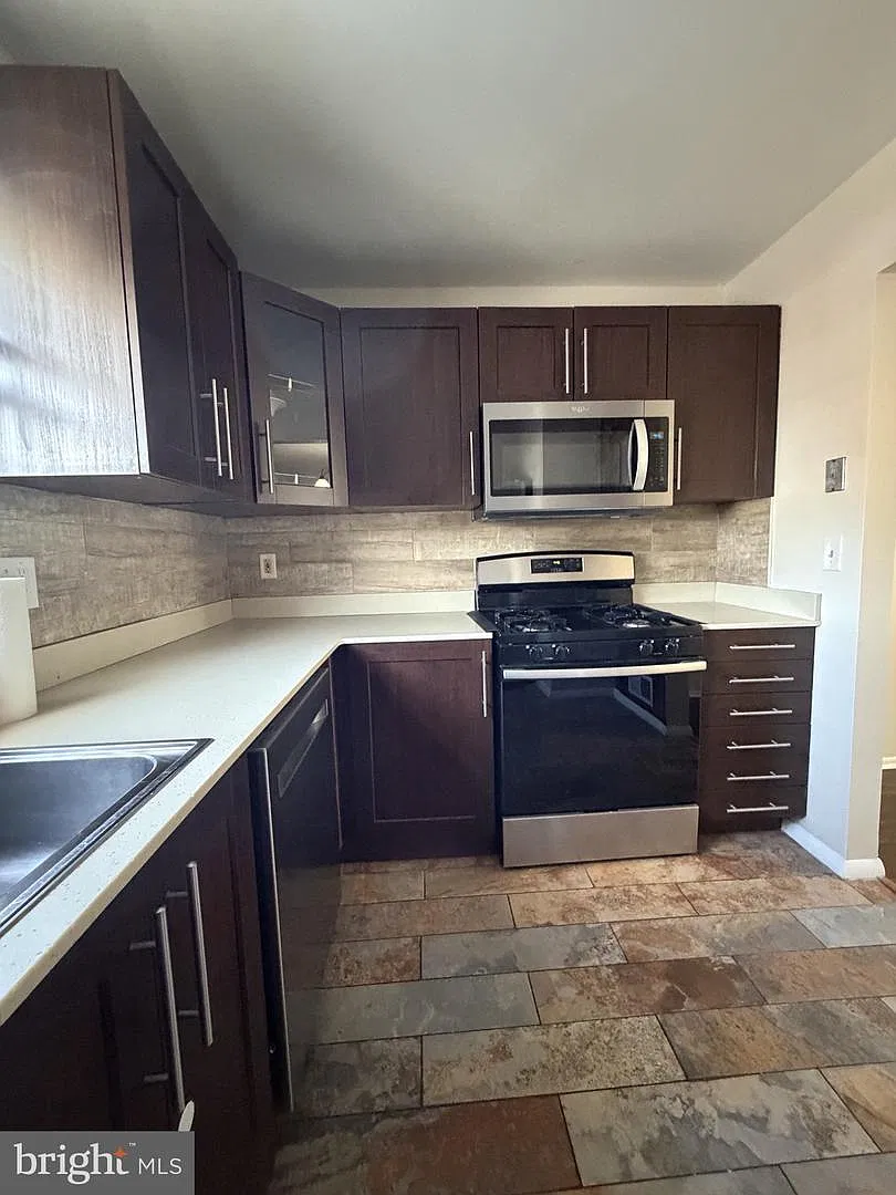2 bed, 1001 sqft, $2,299 — Photo 4