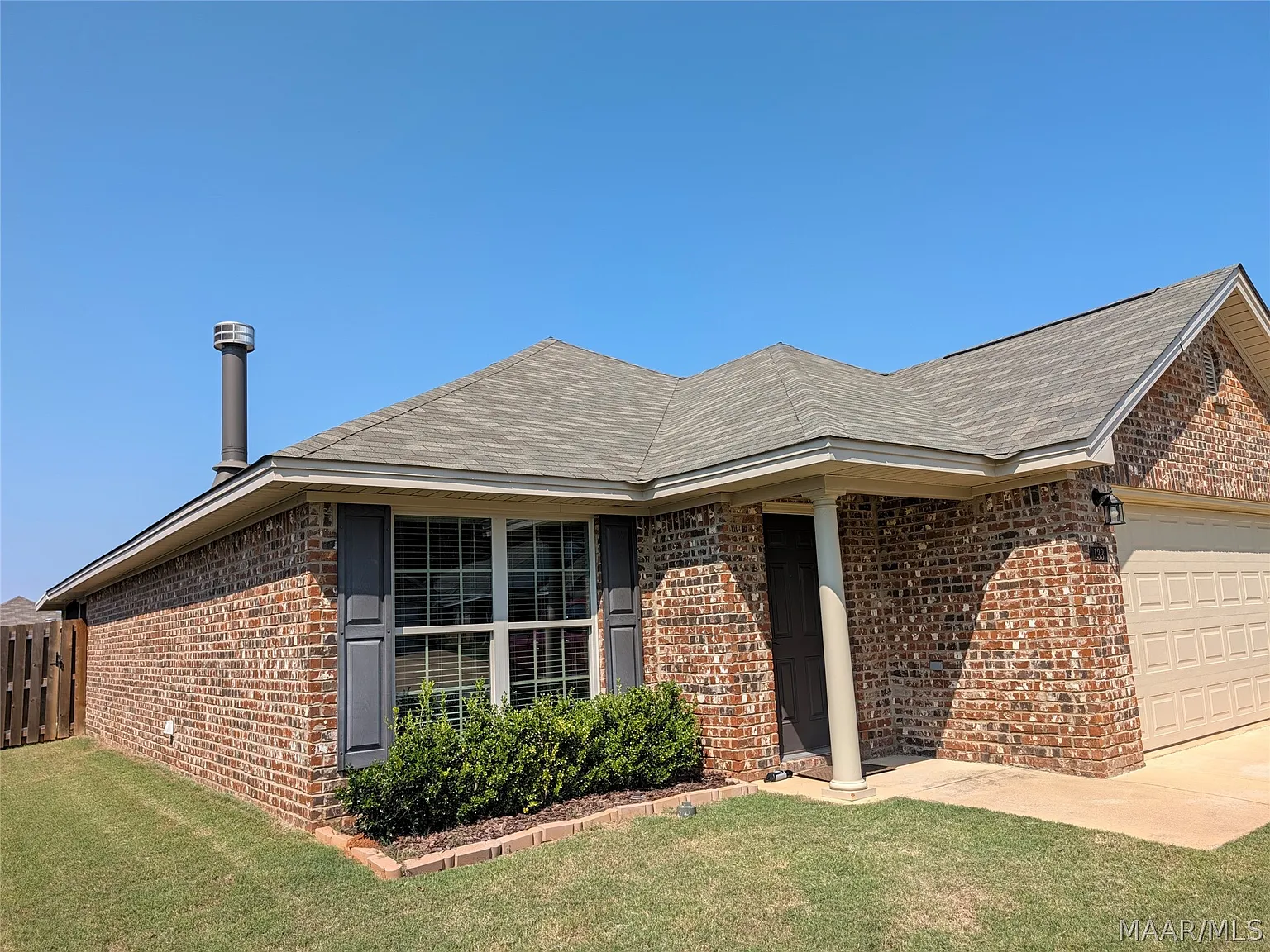 3 bed, 2.0 bath, 1402 sqft, $2,000 — Photo 2