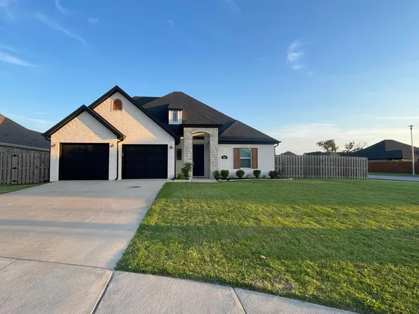 1902 W Broadway Pl, Rogers, AR 72758