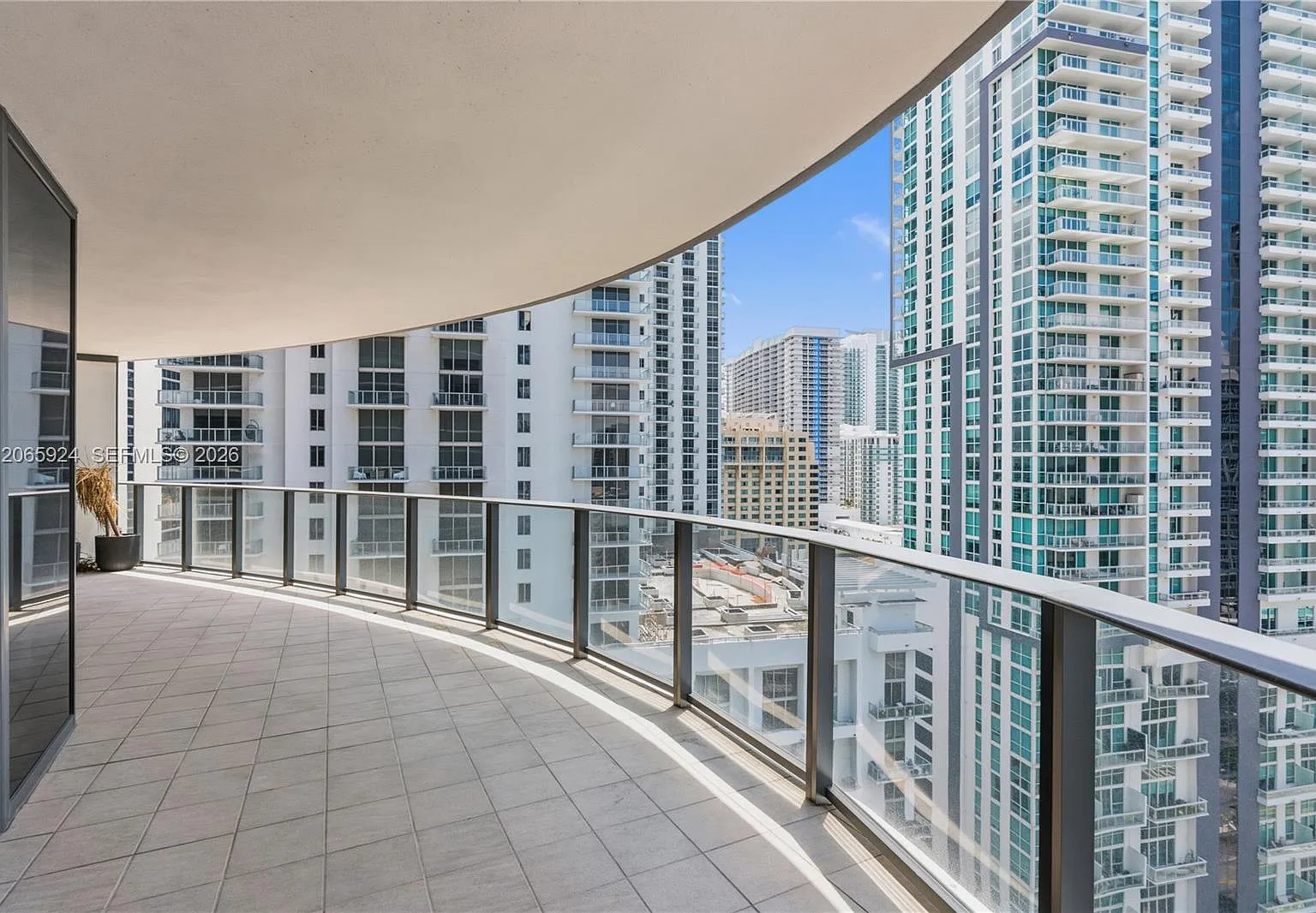 Brickell Flatiron Condo — Photo 2