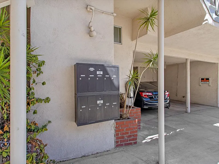 908 N San Vicente Blvd #4 — Photo 15
