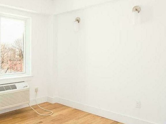 5th image of 588 Myrtle Ave #306