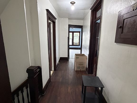 4th image of 627 New St #2