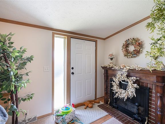 5th image of 201 Pin Oak Cir