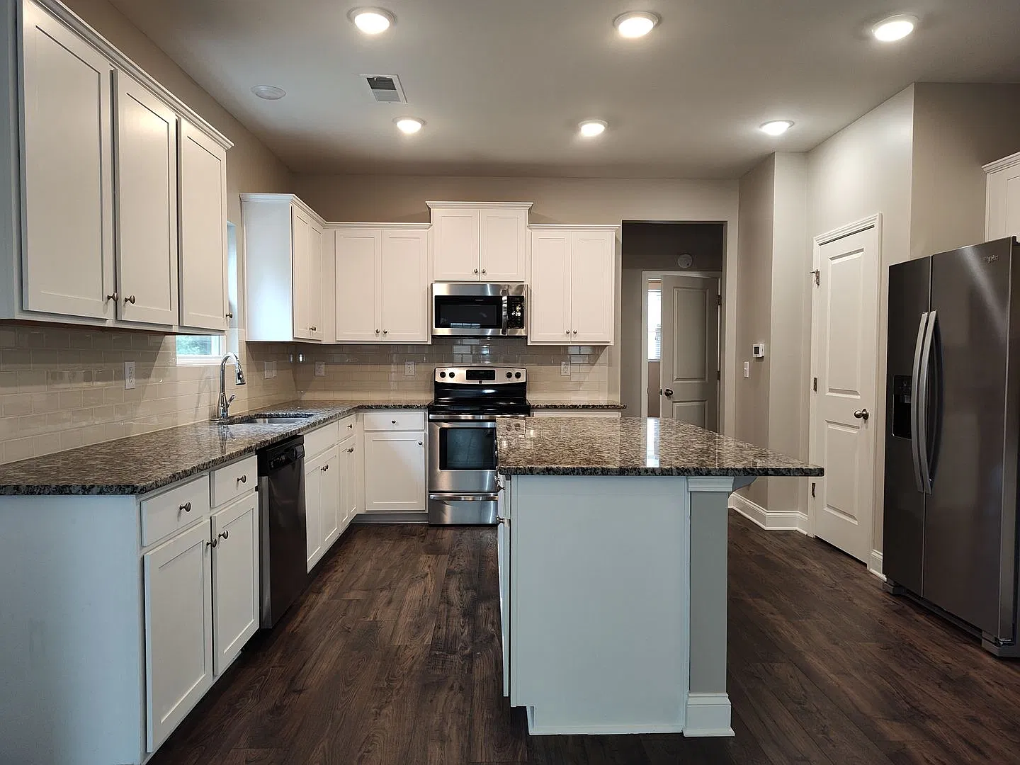 Pristine 5 bedroom, 2.5 bath home located in the Whispering Pines Community! — Photo 3